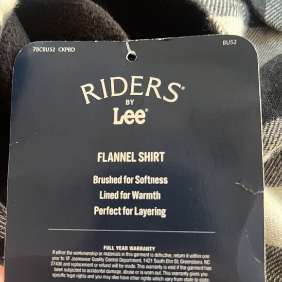 ⭐️HP⭐️Lee Riders Flannel shirt. Lined body. Brushed for softness. Button down. - Picture 4 of 9